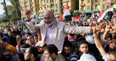 "حجازى" من التحرير: يا "طنطاوى" قول لـ"عنان" الثورة لسه فى الميدان"
