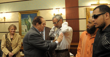 الحكومة تضم ضحايا الأحداث الموازية لـ"محمد محمود" فى الإسكندرية..والإسماعيلية والسويس لـ"شهداء الثورة".."المالية" تنتهى من إجراءات صرف100 ألف جنيه لأسر الشهداء..وإطلاق أسمائهم على الشوارع الرئيسية