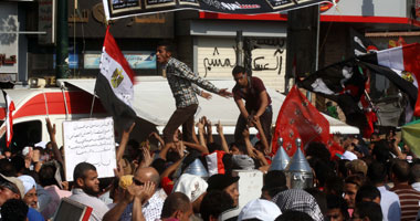 المتظاهرون يرفعون العليمى وإسماعيل وسلطان والبلتاجى على الأعناق 