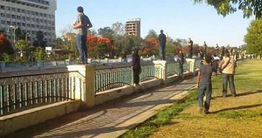 اليوم سلاسل بشرية أمام طوارئ مستشفى الجامعة بالإسماعيلية 