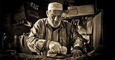 عم عطية.. أول وآخر "مكوجى رجل" فى الإسكندرية 