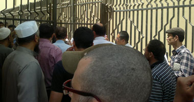 تجمهر أولياء أمور طلاب الإعدادية والثانوية الراسبين أمام المشيخة