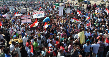 مئات المتظاهرين يطوفون التحرير ورابطة مصابى الثورة تعلن الاعتصام 