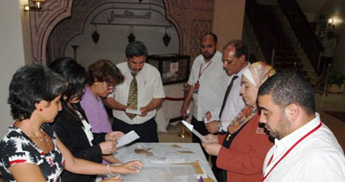 بالصور.. فرز أصوات المصريين فى سلطنة عمان 
