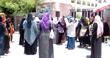 والدة طالب توزع علب البسكويت أمام اللجنة للدعاء لابنها بالوراق