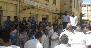 معلمو الأجر بالجيزة يتظاهرون أمام مديرية التعليم للمطالبة بالتعاقد