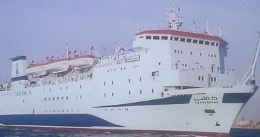 وفد من "القوى العاملة" يزور معتصمى البحارة دهب بالسويس
