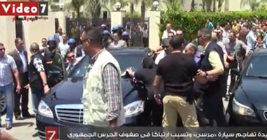 بالفيديو..سيدة تهاجم سيارة مرسى وتسبب ارتباكًا فى صفوف الحرس الجمهورى