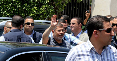 مرسى يحيى مؤيديه بعد أدائه صلاة الجمعة بمسجد الحمد