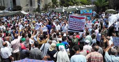 الألتراس يشعل هتاف متظاهرى سيدى جابر ويطلقون الشماريخ