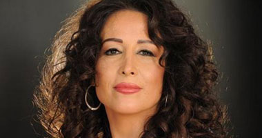 تقلا شمعون تعود إلى بيروت بعد الانتهاء من "مكان فى القصر" 