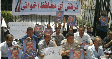 حرق صور مرسى أمام ديوان محافظة المنوفية 