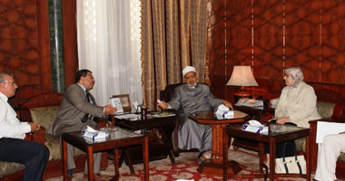الإمام الأكبر يجدد دعوته لرفض العنف بكل أشكاله