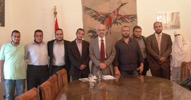 بالصور.. لأول مرة دعاية حزبية لوزير ثقافة بمقر الوزارة.. "عبد العزيز" يتحدى المثقفين ويلتقى بأعضاء "التوحيد العربى" الإسلامى ويناقش تفعيل دور قصور الثقافة ويؤكد لهم: سأحارب الفساد