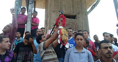 بالصور.. متظاهرو المحلة ينصبون المشنقة لـ"مرسى" 