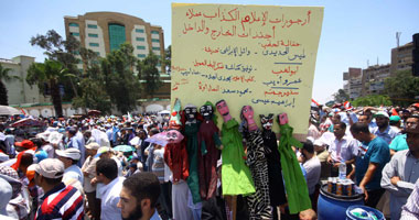 بالصور.. متظاهرو "رابعة العدوية" يرفعون لافتة كبيرة تطالب بتطهير الإعلام 