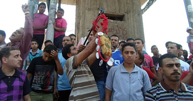 بالصور..المحافظات الأكثر اشتعالا ..متظاهرو المنوفية يؤدون صلاة الجمعة أمام ديوان المحافظة..ومسيرات بمسقط رأس المرشد للمطالبة بإسقاط النظام..ومشنقة لـ"مرسى" بالمحلة.. ومسيرة حاشدة لأهالى قرية بالدقهلية
