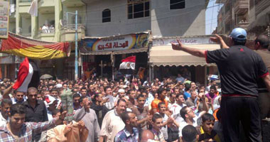 متظاهرو السنبلاوين يقيمون منصة أمام مجلس المدينة 