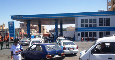 بالصور.. الرحلات تفاقم أزمة البنزين والسولار بمطروح 