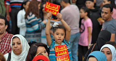 متظاهرو شبرا يرفعون كروتا حمراء مكتوب عليها "ارحل"