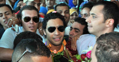 بالصور..زحام شديد فى استقبال أحمد جمال بمطار القاهرة