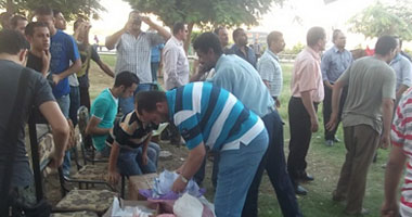 حملة سحب الثقة من الرئيس تواصل جمع التوقيعات بالمحافظات.. "تمرد" تجمع 2 مليون و184 ألفاً و400 استمارة بالدقهلية.. و"تنسيق الأحزاب تهدى الحركة 40 ألف كارت أحمر.. ومؤسس "تمرد": الأمريكان لن ينفعوا مرسى