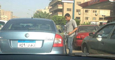 "الشيشة" وسيلة تسلية المنتظرين فى محطات البنزين