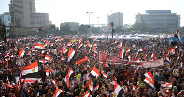 "التحرير" يستقبل مسيرة مصطفى محمود بهتاف "ارحل"