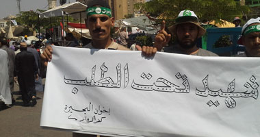 متظاهرو رابعة العدوية يرفعون لافتة "شهيد تحت طلب"