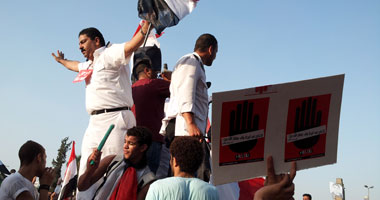 ضابط شرطة يوزع "الشيكولاتة" على المتظاهرين بالتحرير