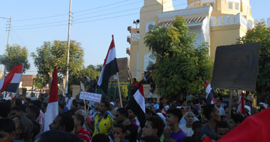 القوى السياسية والشعبية تقيم منصات للاعتصام