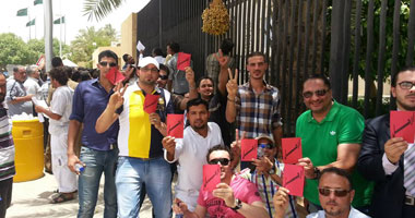 بالصور.. المصريون بالسعودية يتظاهرون للمطالبة بإسقاط النظام 