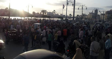 أصحاب الورش بدمياط يقطعون الطريق الرئيسى لانقطاع الكهرباء