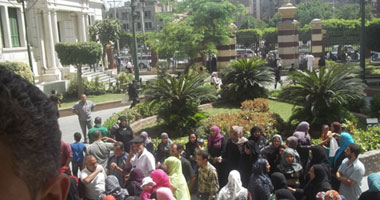 عدد من أهالى النهضة يتجمعون أمام ديوان محافظة القاهرة لاستلام الوحدات السكنية