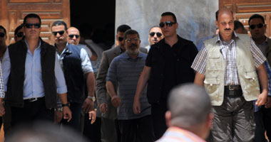 مرسى يصل مسجد القدس بالتجمع وسط حراسته المشددة