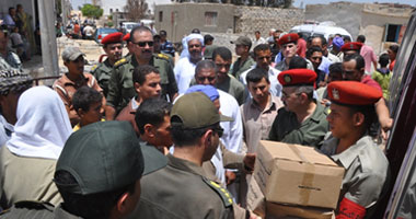 بالصور..القوات المسلحة توزع 4000 كرتونة غذائية على قرية بوادى النطرون