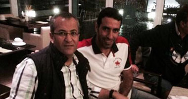"أبو تريكة" يتجول مع على محمد على فى البرازيل
