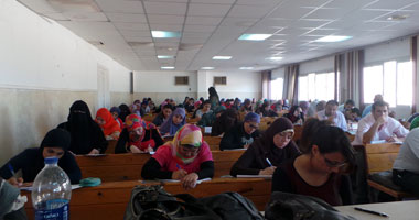 طالبة ثانوى بأسيوط تحرر محضرا ضد رئيس لجنة منعها من دخول الامتحان