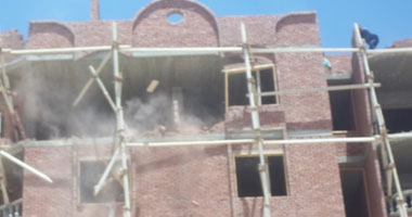 حى بولاق الدكرور يحرر محضرًا ضد مقاول ألقى مخلفات البناء بالطريق العام