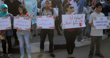 فتاة تلطخ جسدها بلون أحمر تعبيرا عن رفض التحرش