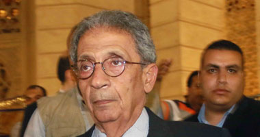 عمرو موسى يتسلم جائزة الشيخ عيسى بن على للعمل التطوعى