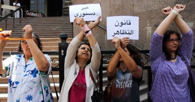 وقفة نسائية لرفض قانون التظاهر أمام مجلس الدولة