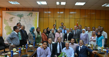 موظفو "القوى العاملة" يحتفلون باستمرار ناهد العشرى فى الوزارة 