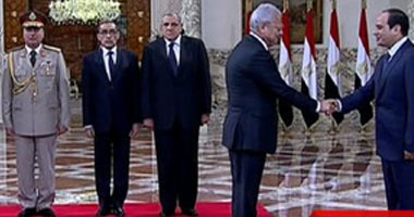 عاطف حلمى يؤدى اليمين الدستورية وزيرا للاتصالات