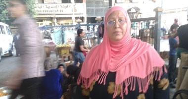 بائعة بخور تروى قصة ابنها المريض نفسيا منذ 8 سنوات: محمد عمره 31 عاما.. وتؤكد: منذ فترة اعتاد حلق شعره وحواجبه وتقطيع رأسه بــ"الموس" وإشعال النيران بمحتويات المنزل.. وينزل الشارع عاريا