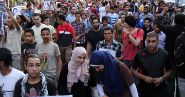 تزايد عدد المتظاهرين بمترو الأهرام استعداد لتنظيم مسيرة للاتحادية