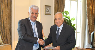 السفير الفلسطينى الجديد يسلم نبيل العربى أوراق اعتماده فى الجامعة العربية