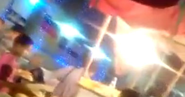 الباعة الجائلين أمام مترو شبرا يسرقون الكهرباء "عينى عينك"