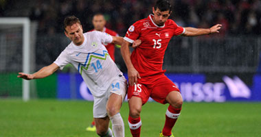 لاعب منتخب سويسرا يضع صورة صديقته فى "الشراب"
