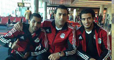 بالصور.. لاعبو الزمالك يلتقطون الصور مع الحضرى فى مطار الأرجنتين